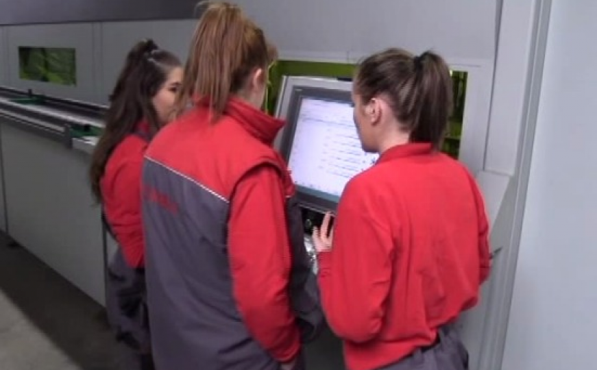 Sa školske prakse na posao: Tri djevojke upravljaju mašinom od 2 miliona KM