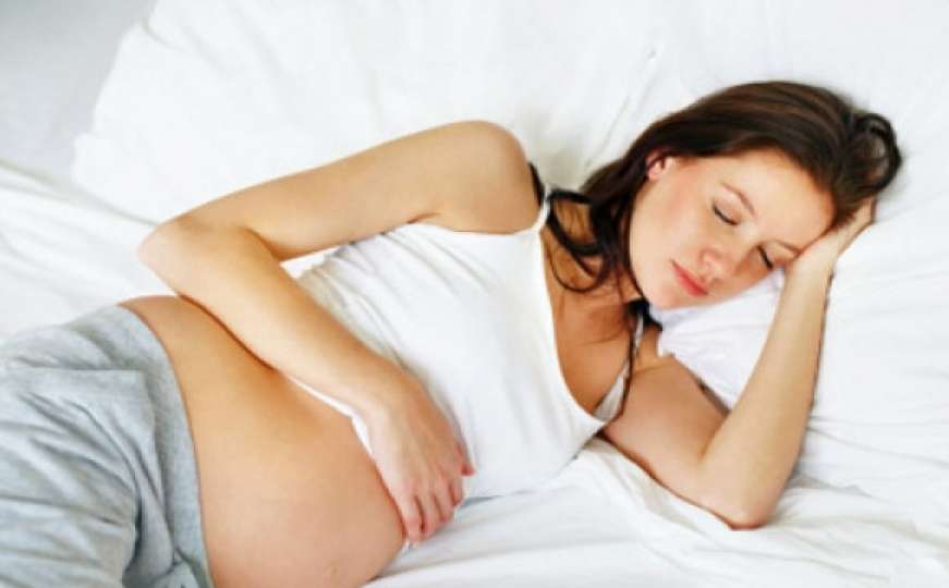 Stručnjaci savjetuju trudnicama spavanje na boku