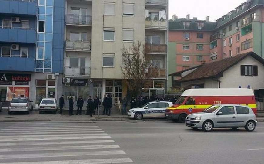 Novi Sad: Porodica se zabarikadirala u stan i prijeti da će skočiti s balkona