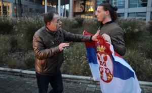 Incident ispred Haškog suda: Muškarac sa zastavom Srbije provocirao žrtve 