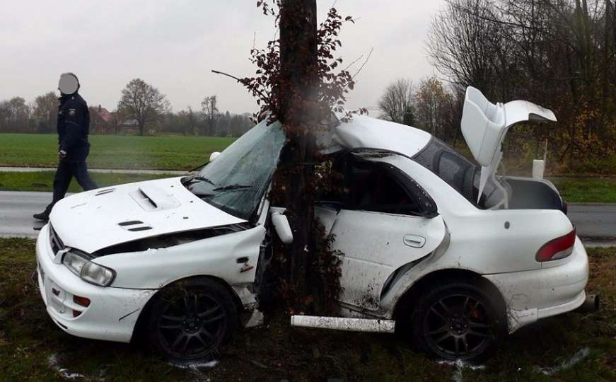 Subaru obmotan oko stabla: Njemačkog vozača spasila je nevjerovatna okolnost