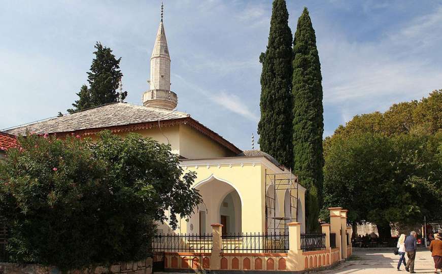 Razbijeno staklo na Osman-pašinoj džamiji u Trebinju