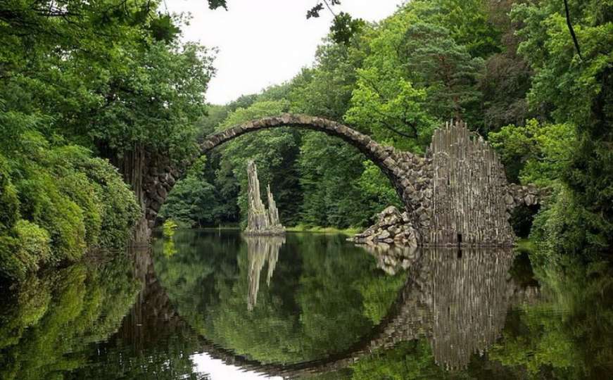 Legende o Vražjem mostu: Krug u vodi koji skriva tajni savez
