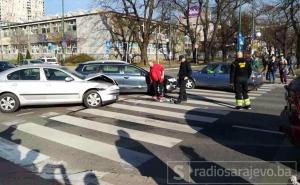 Vozač povrijeđen u sudaru dva automobila na Vilsonovom šetalištu