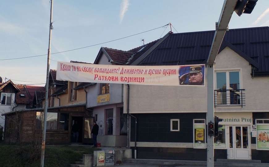 U Istočnom Sarajevu postavljeni transparenti podrške Mladiću
