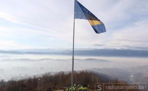 Zastava BiH postavljena na velikom jarbolu na brdu Hum