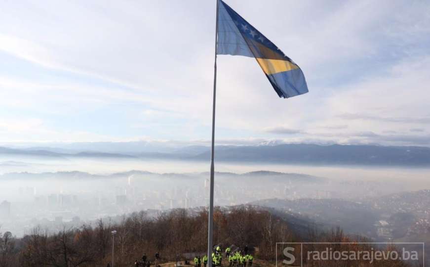 Zastava BiH postavljena na velikom jarbolu na brdu Hum