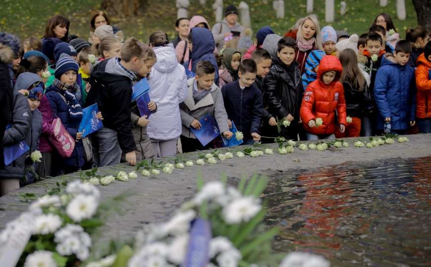 Zastave, cvijeće, zahvalnost: Obilježavanje Dana državnosti širom Sarajeva