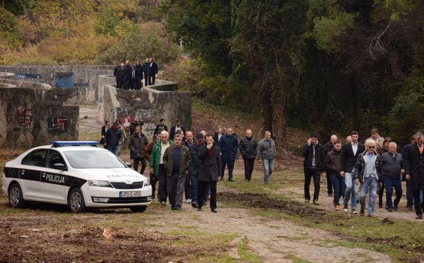 Incident u Mostaru na Dan državnosti: Razbijene ploče na Partizanskom groblju