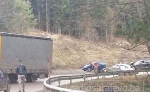 Jedna osoba povrijeđena u sudaru kamiona i automobila kod Olova