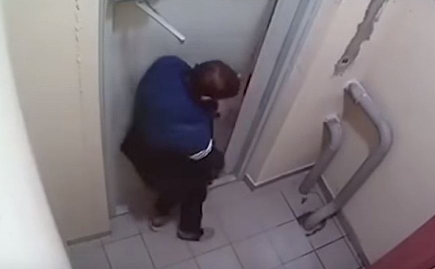Pijani Rus proveo tri sata u ulazu zgrade pokušavajući otvoriti vrata 