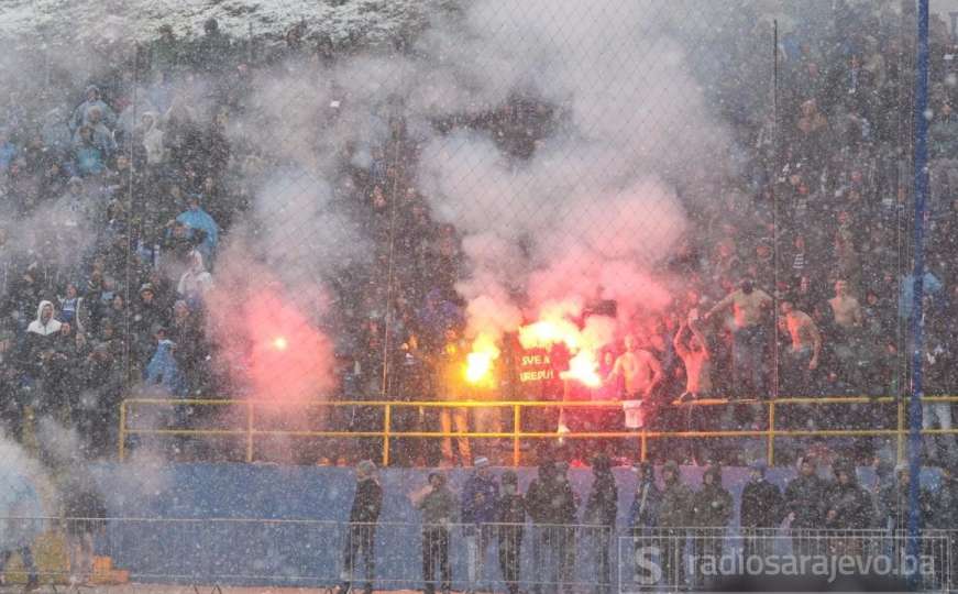 Igrači Želje i Sarajeva pozdravili navijače nakon odgode, usljedila bakljada