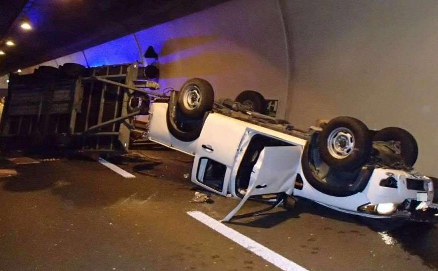Bosanac se prevrnuo s prikolicom: Satima blokiran saobraćaj u tunelu