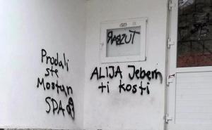 Na zgradi OŠ "Mujaga Komadina" osvanuli grafiti: Prodali ste Mostar 