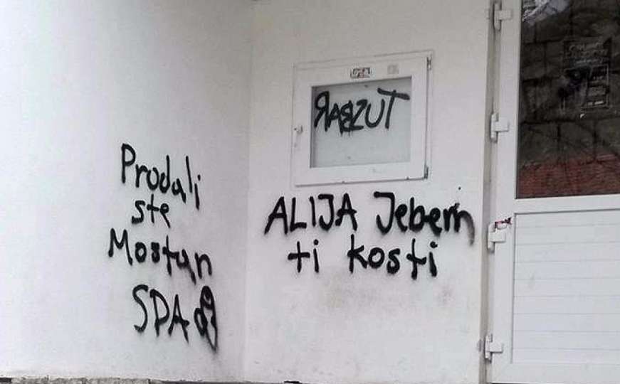 Na zgradi OŠ "Mujaga Komadina" osvanuli grafiti: Prodali ste Mostar 