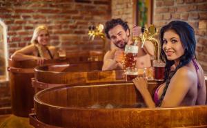Raj za pivopije u Pragu: "Pivski spa" nudi kupanje u kadi punoj piva
