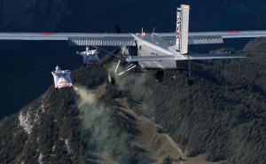 Poput Jamesa Bonda: S planinskog vrha skočili u avion