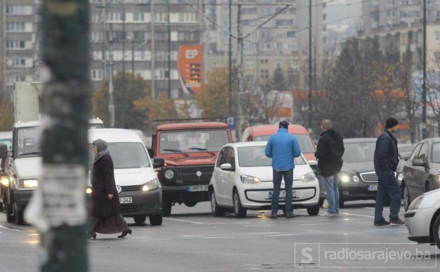 Dvije osobe povrijeđene u sudaru dva automobila na Otoci