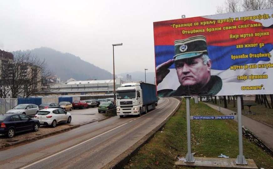 Fotografija Ratka Mladića na bilbordu u Zvorniku