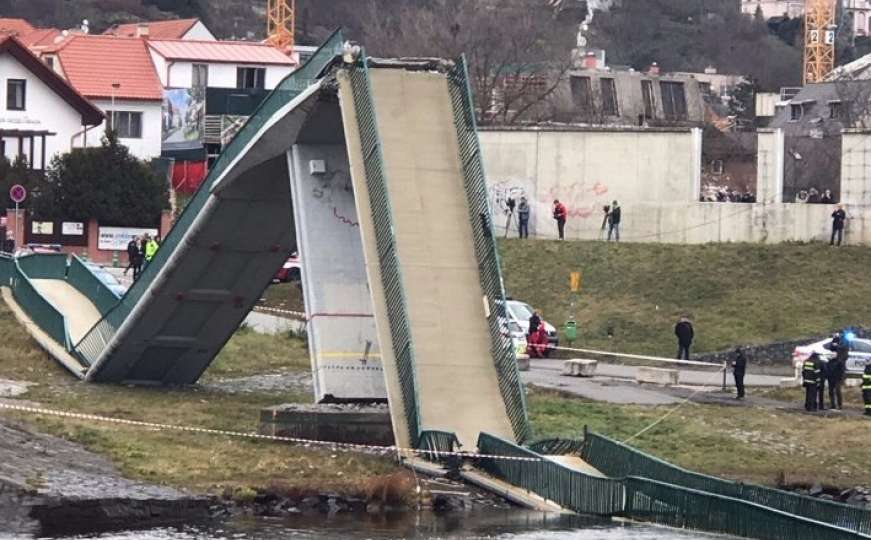 Drama u Pragu: Srušio se pješački most, ima povrijeđenih