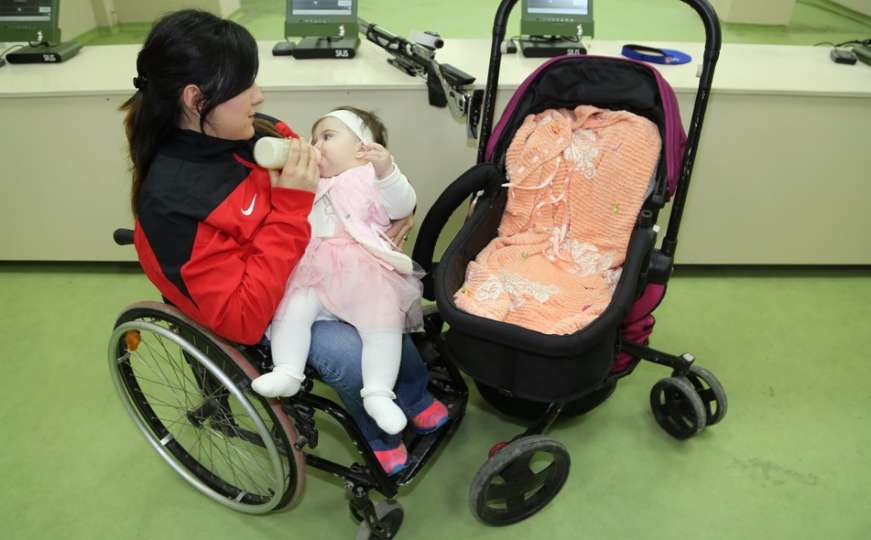 Paraolimpijka Atakal ne odvaja se od bebe ni na treninzima