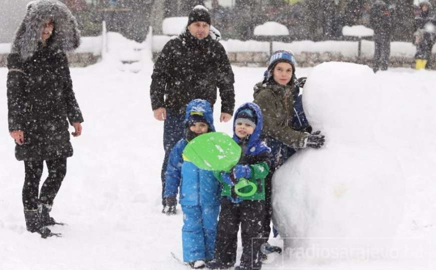 Snježne pahulje u Sarajevu, za najmlađe radost, za vozače problemi