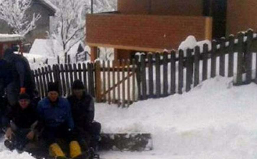 Parola "snađi se": Mještani Đeđeva na originalan način očistili put od snijega