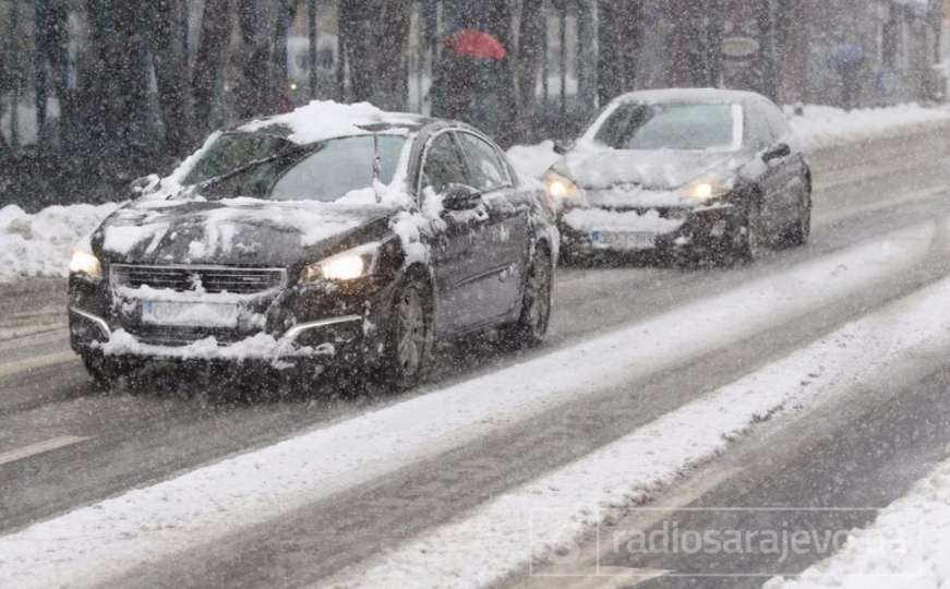 Poledica i ugaženi snijeg na cestama širom BiH