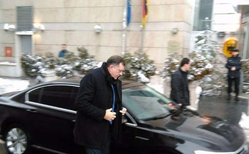 U Sarajevo došao i Dodik: Komesar Hahn na sastanku s političkim liderima