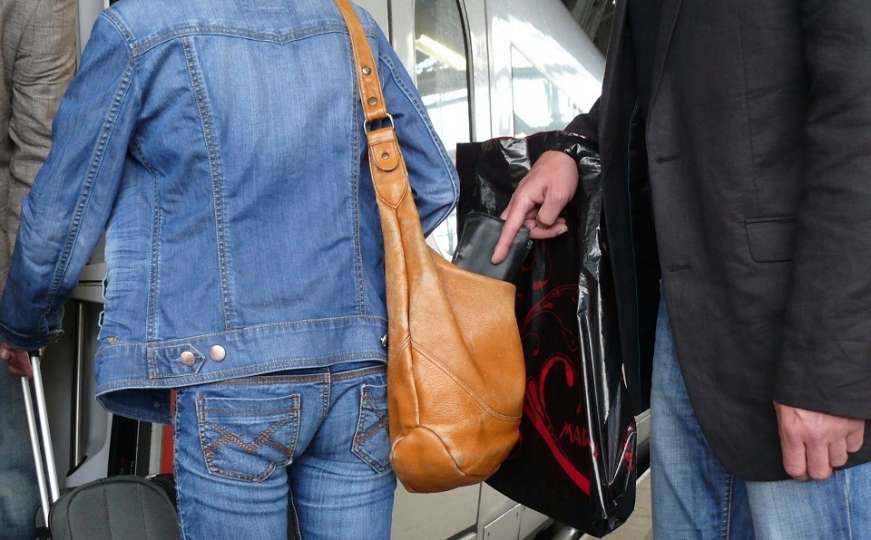 Uhapšene džeparošice iz BiH: 82-godišnjaku izvukle novčanik na ulasku u voz