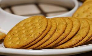 Hrvatska zaustavila pošiljke krekera i keksa iz BiH i Srbije zbog štetne materije