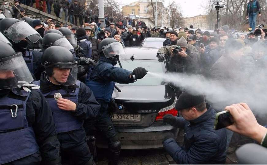 Sukobi u Kijevu: Policija pristalice Sakashvilija rastjeruje suzavcem