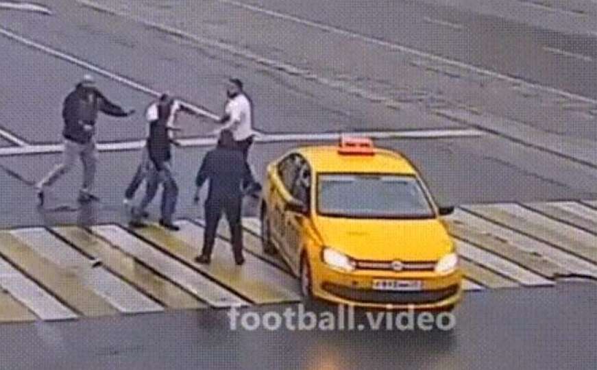 Dobili šta su zaslužili: Prolaznici pretukli siledžije iz taksija