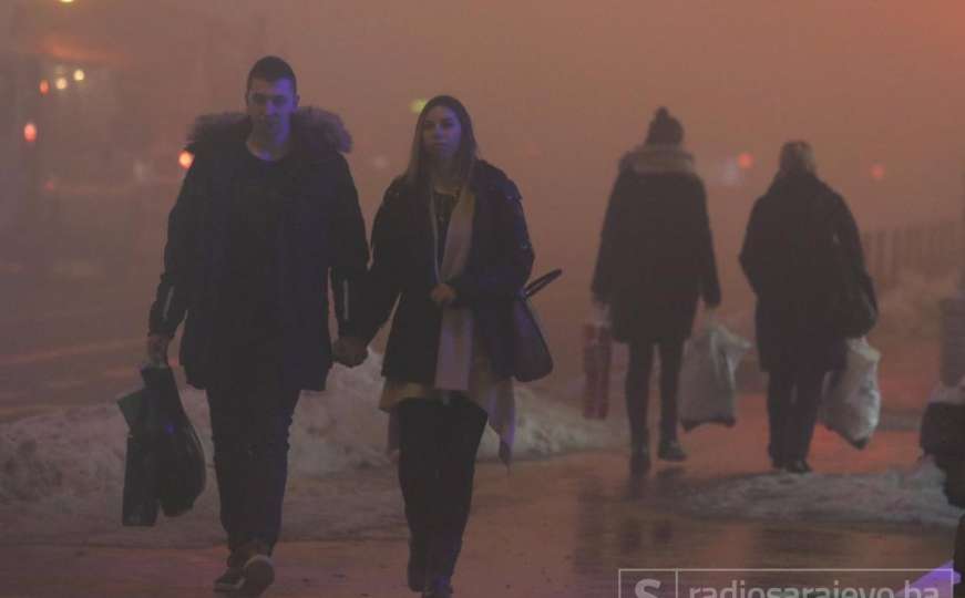 Ulice Sarajeva večeras: Gusta magla prekrila glavni grad BiH