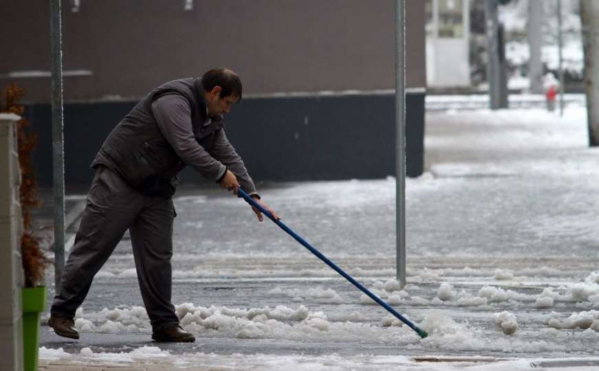 I građani dužni čistiti: Zabranjeno bacati snijeg po kolovozu, kazne do 1.500 KM