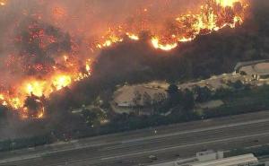 Slavni i bogati evakuirani: Požar uništava milionske vile na Bel Airu