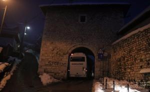 Minibus zbog kvara zaglavljen u Višegradskoj kapiji, saobraćaj obustavljen