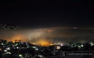 Pogled na Sarajevo: Pod gustim oblacima magle naziru se svjetla grada