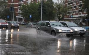 Oprezna vožnja zbog snijega i mokrih kolovoza u BiH