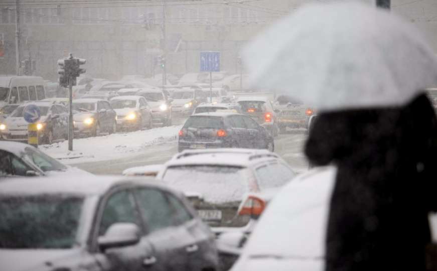 Zabilježen veliki broj saobraćajnih nesreća, BiH i dalje u kolapsu zbog snijega