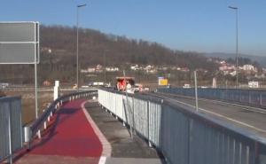 Most u Bratuncu izgrađen, ali vlast prijeti kaznama od 300 KM za prelazak preko njega