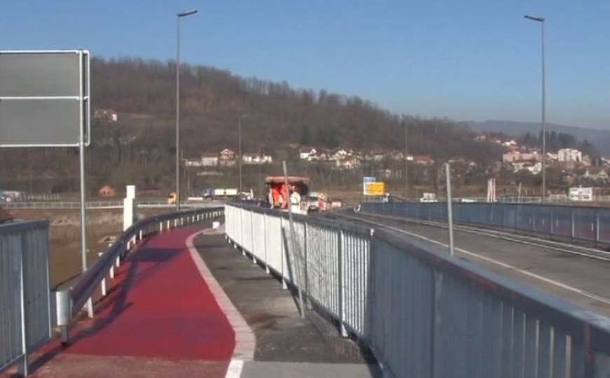Most u Bratuncu izgrađen, ali vlast prijeti kaznama od 300 KM za prelazak preko njega