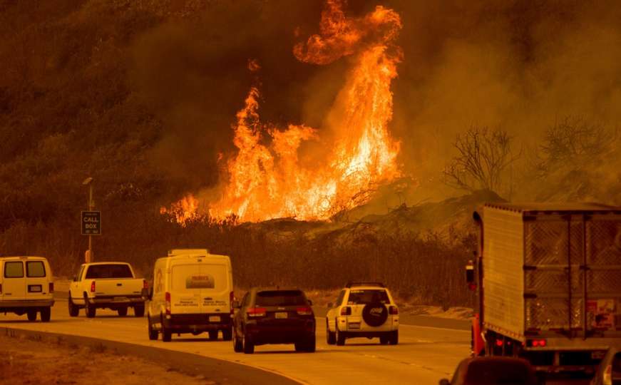 Alarmantno stanje u Kaliforniji: Snažni pustinjski vjetrovi prijete širenjem požara