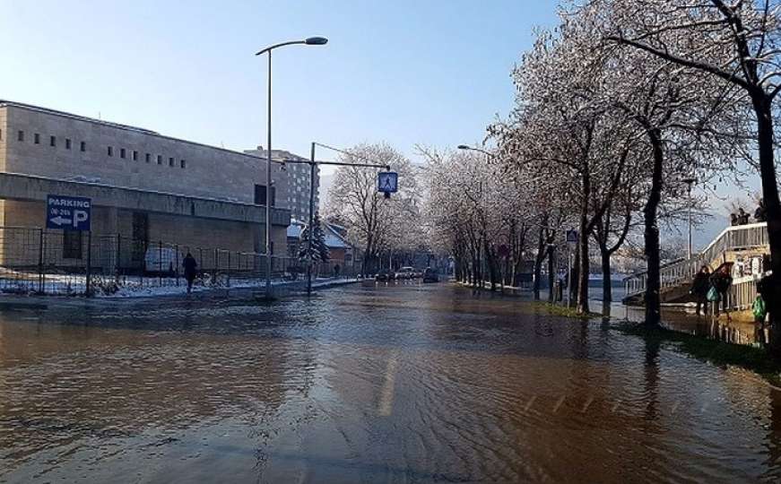 Poplavio centar Zenice, uže gradsko jezgro bez vode zbog pucanja cijevi