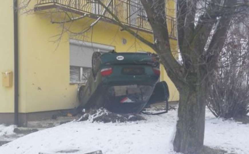 Saobraćajna nesreća: Vozač sletio s ceste u dvorište i probio zid dnevne sobe