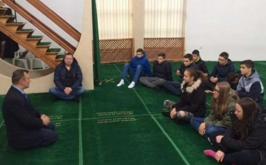 Žepče: Katolički vjeroučitelj svojim učenicima održao čas u džamiji