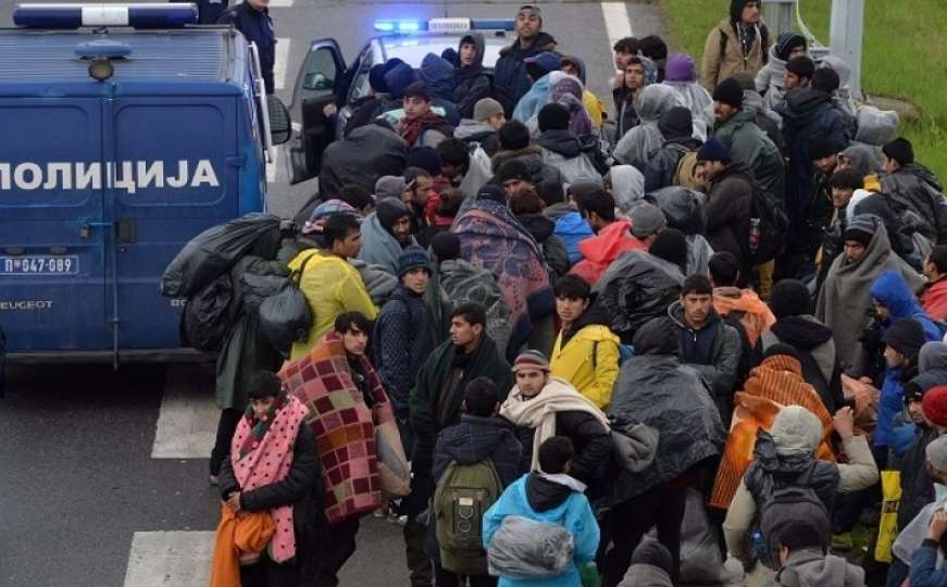 Potuklo se stotinu migranata: Kamenice letjele zbog krađe mobitela i novca 