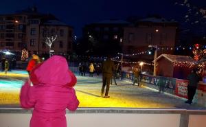 Za zabavu na klizalištu u parku Hastahana vlada veliki interes