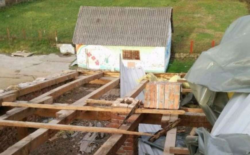 Prekinuta nastava: Vjetar odnio krovove sa škola u Srebrenici i Maglaju