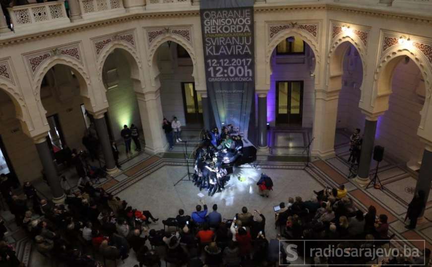 Učenici oborili Guinnessov rekord u najmnogoljudnijem sviranju klavira